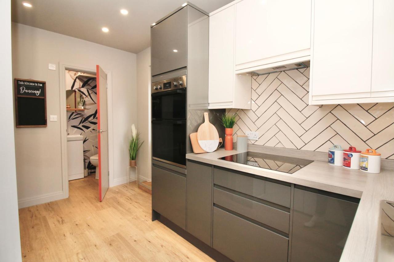 Xxhot Tubxx 4bed Semi, Sleeps 8, 2 Bathrooms * Blackpool