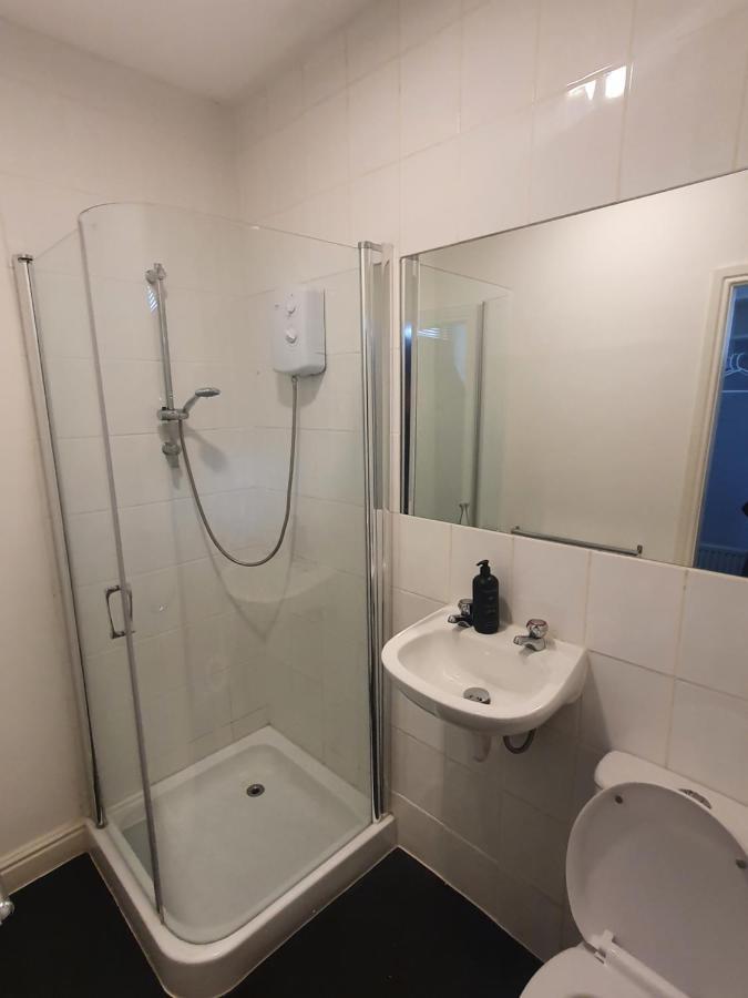 North Close To Station - With Free Car Parking Guest house