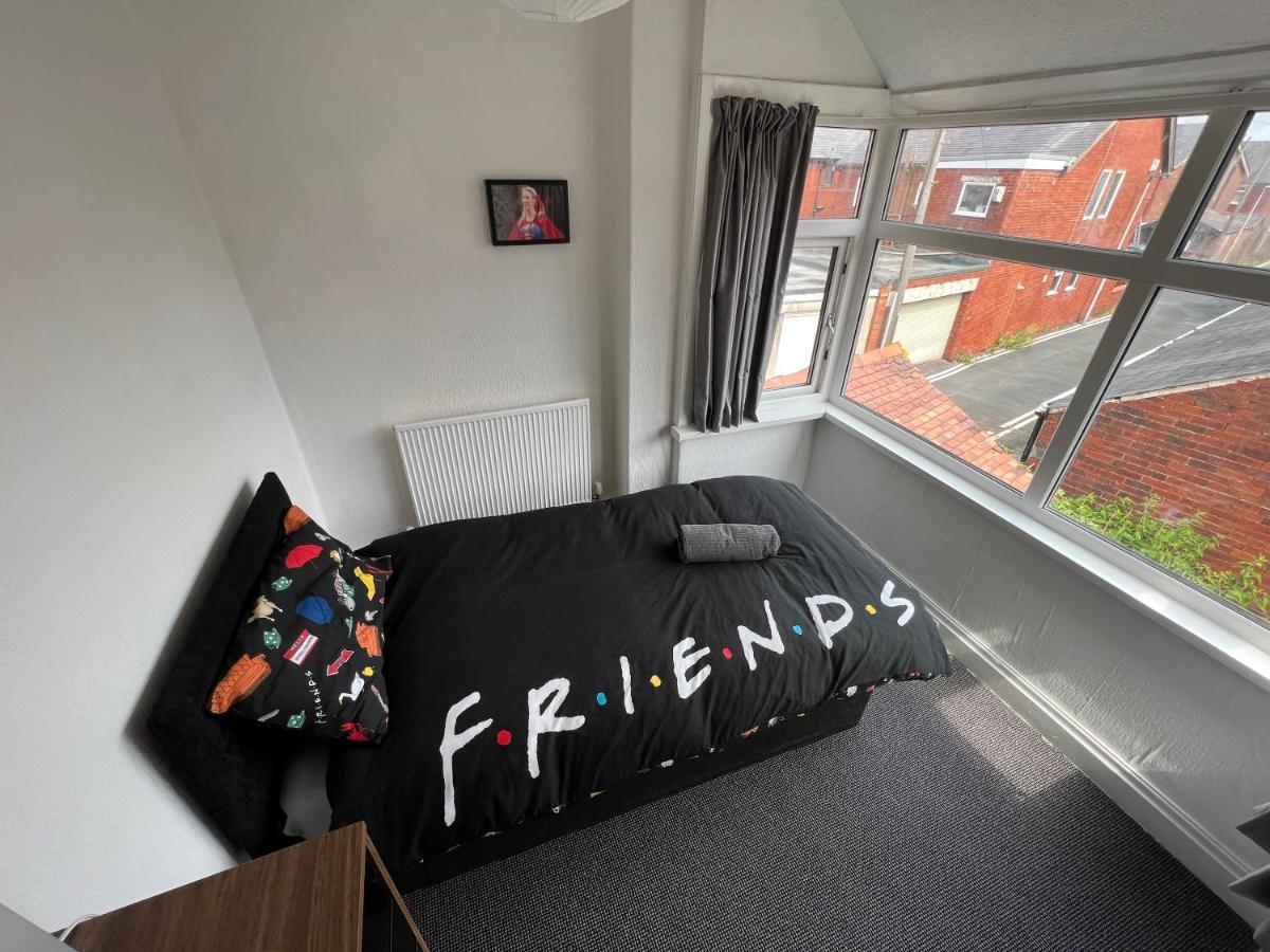 Friends House, Hot Tub, Sleeps 6 *