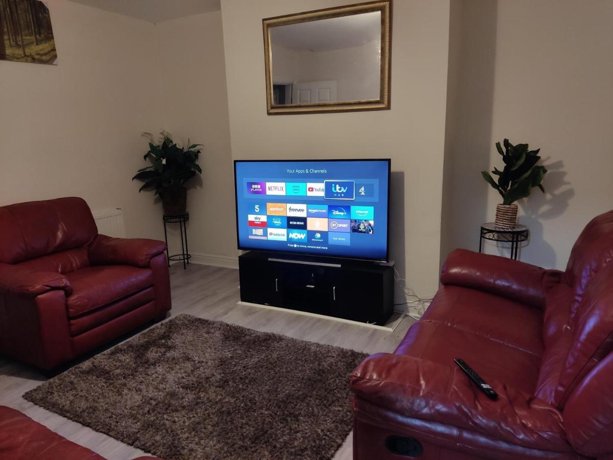 Cheerful 2-bedroom With Off Street Parking Apartment *