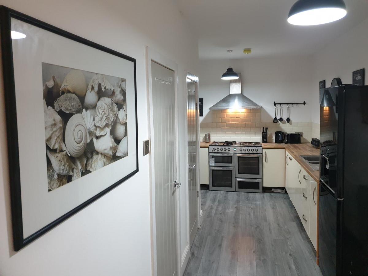 Stunning 5 Bed House, 2 Mins To And Town, With Free Parking *