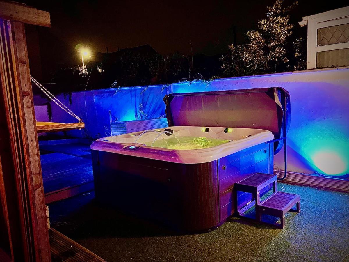 Captivating 4-bed Hot Tub House In Holiday home *