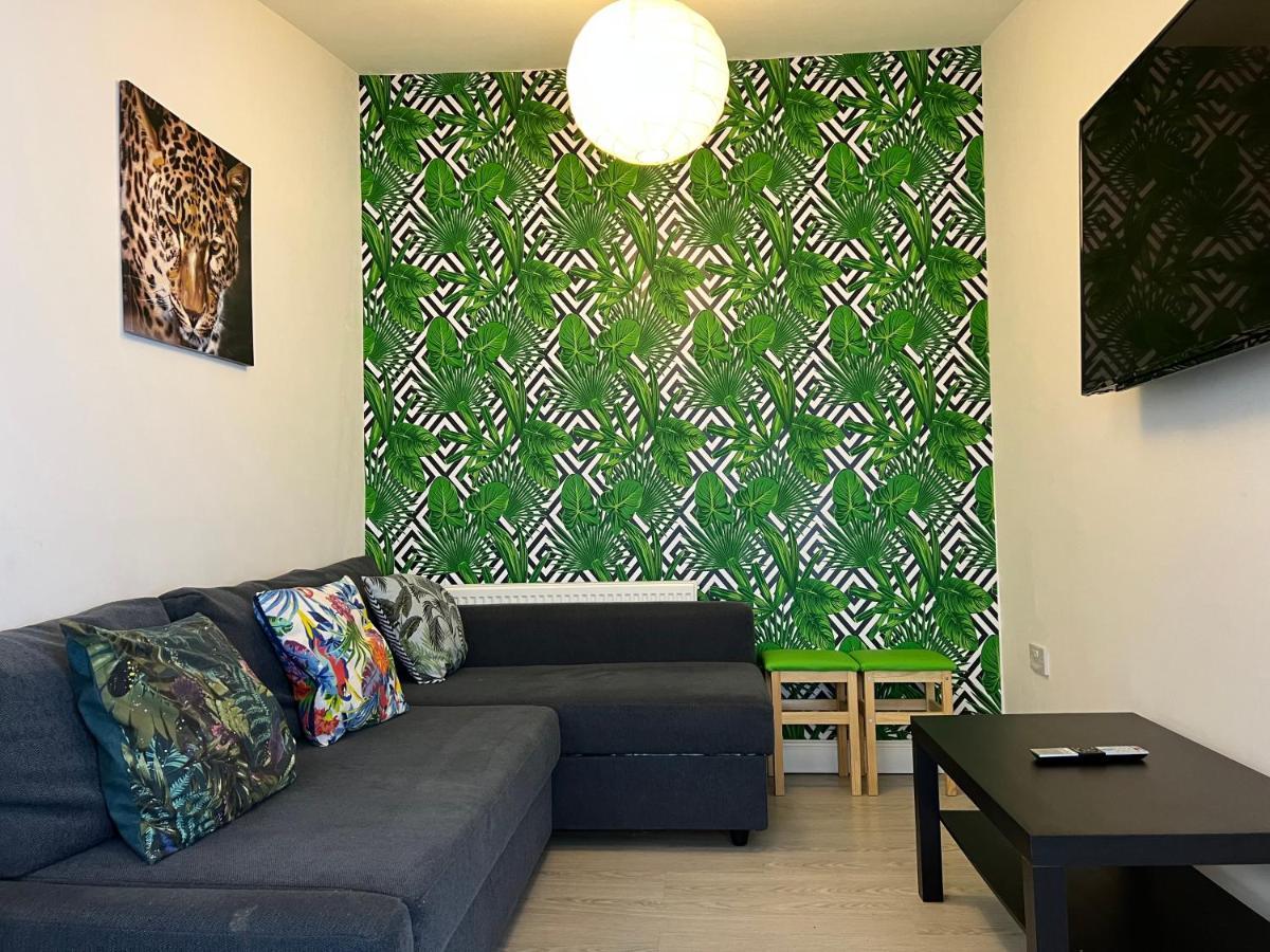 Tropical Apartment, 10 Min From Tower, Outside Space, Sleeps 12 Apartment Blackpool