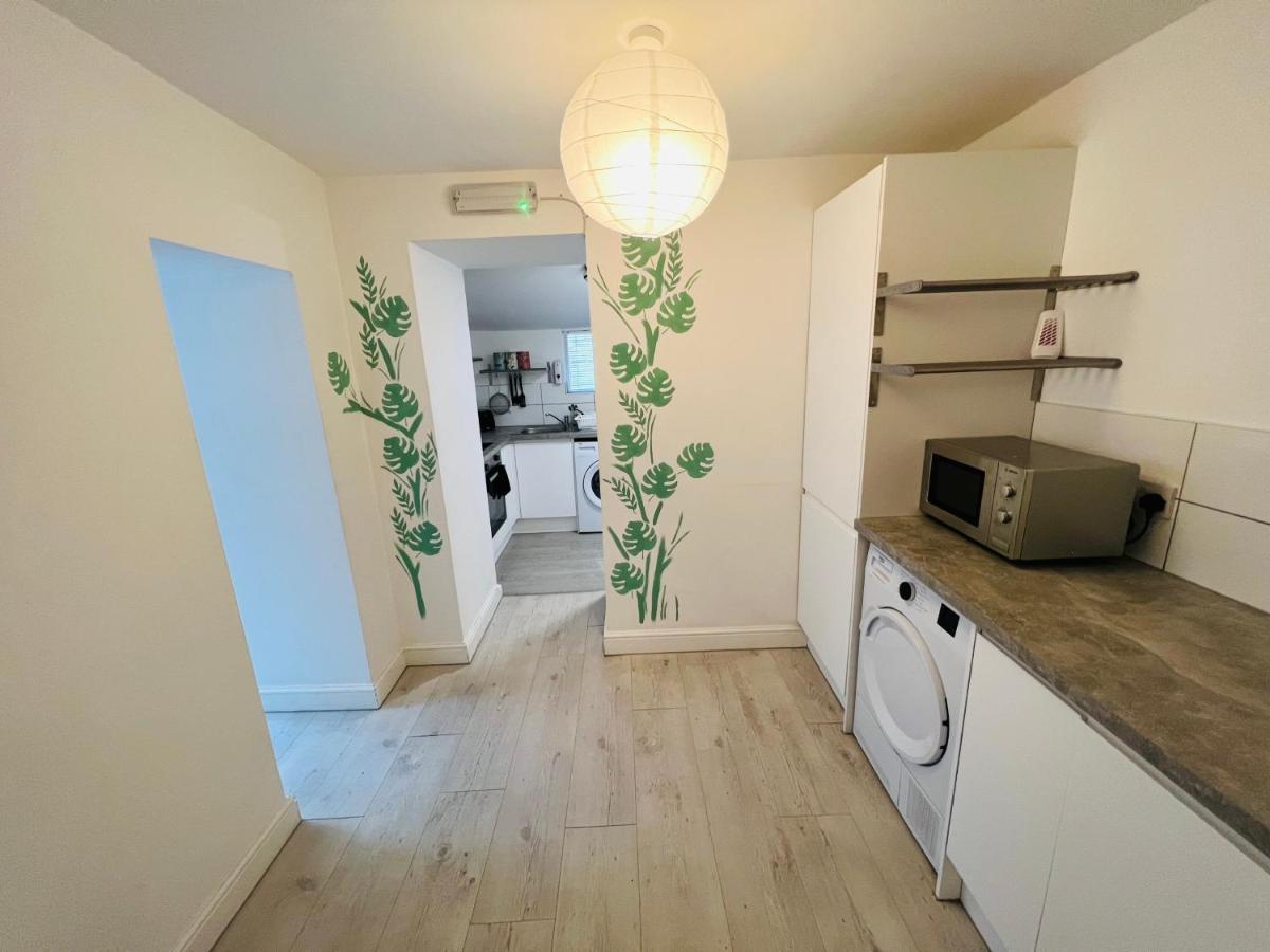 Tropical Apartment, 10 Min From Tower, Outside Space, Sleeps 12 Apartment Blackpool