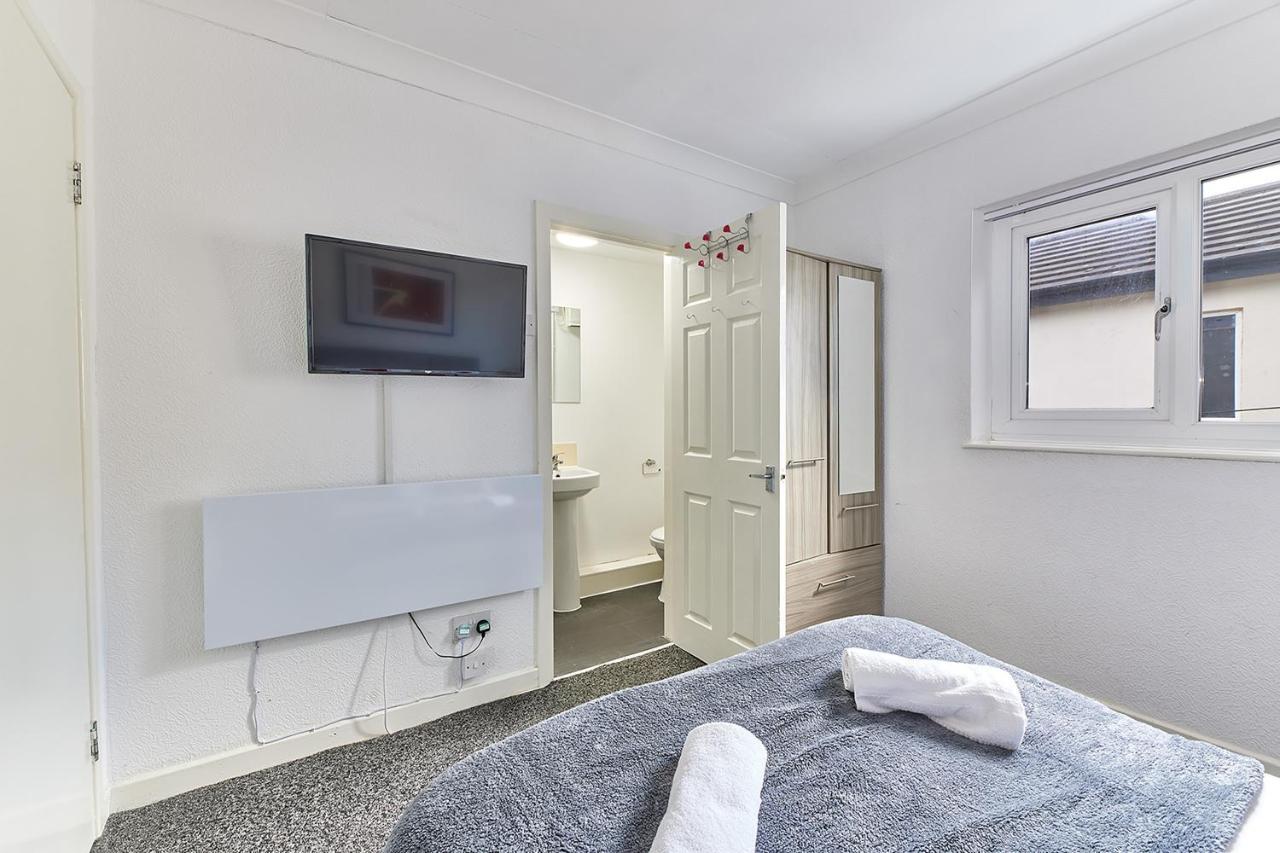 Apartment Pleasure *