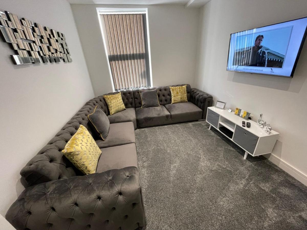 Newly Refurbished Clarendon Apartments, Free Wifi, Parking *