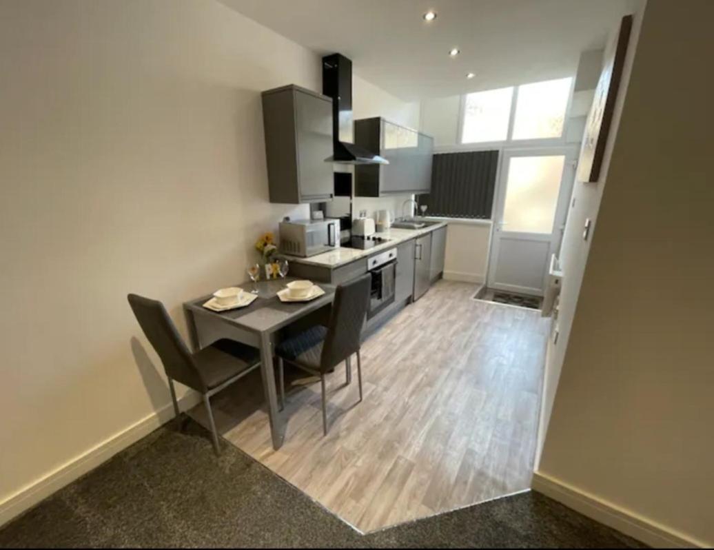 Newly Refurbished Clarendon Apartments, Free Wifi, Parking