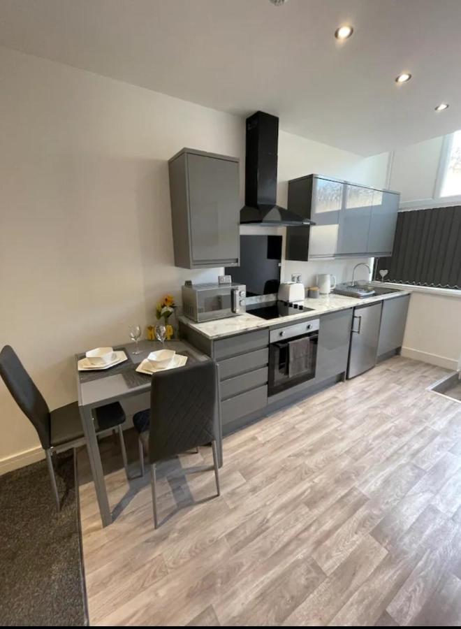 Apartment Newly Refurbished Clarendon Apartments, Free Wifi, Parking