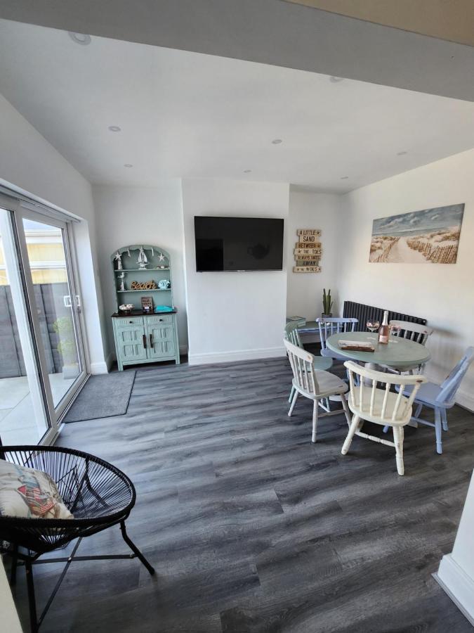 Delightful Newly Renovated 3-bed House With Garden Hut Holiday home