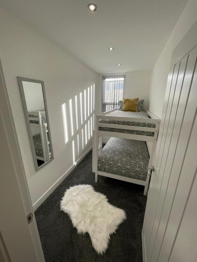 Newly Refurbished Clarendon Apartments, Free Wifi, Parking