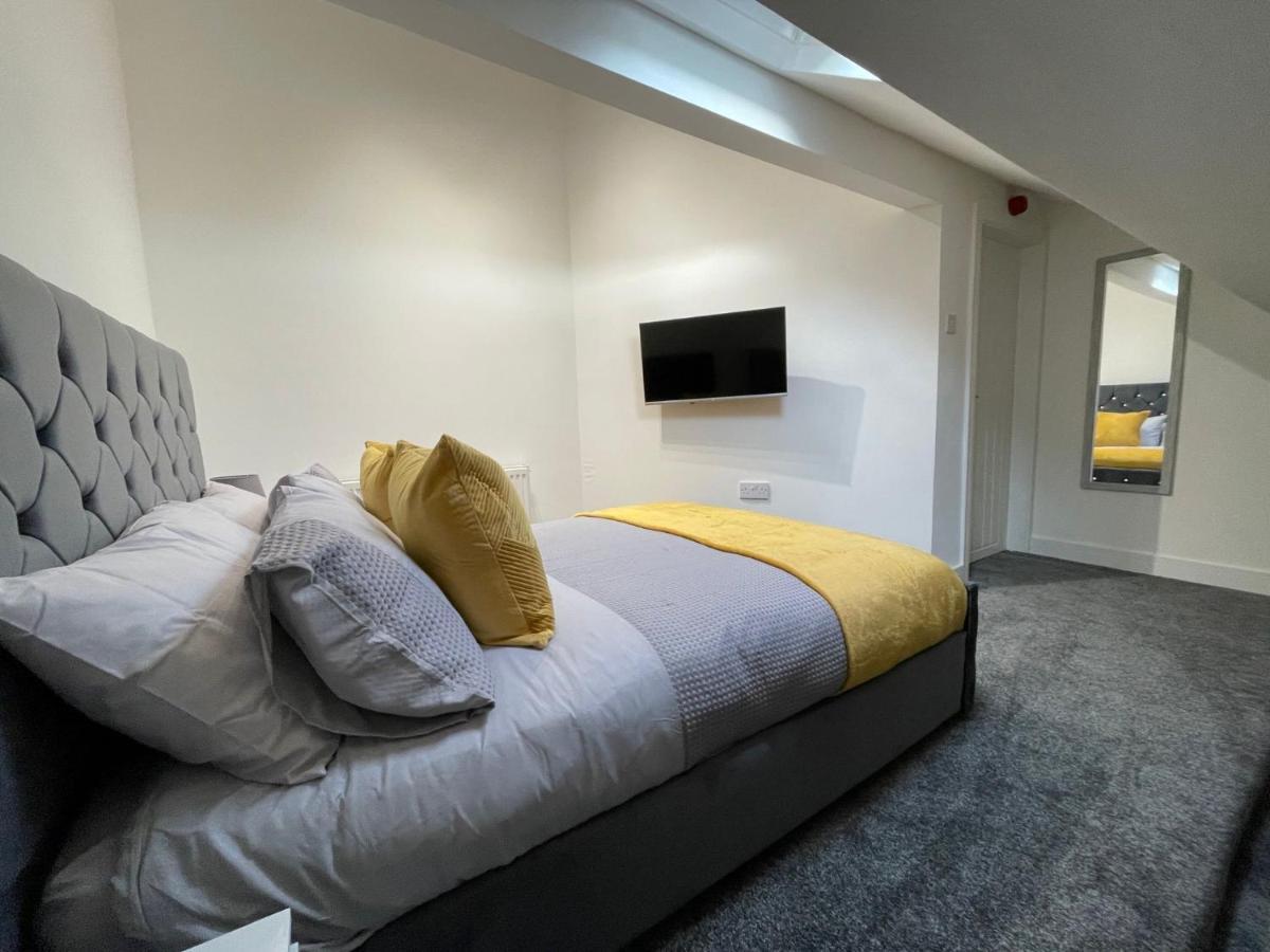 Newly Refurbished Clarendon Apartments, Free Wifi, Parking *