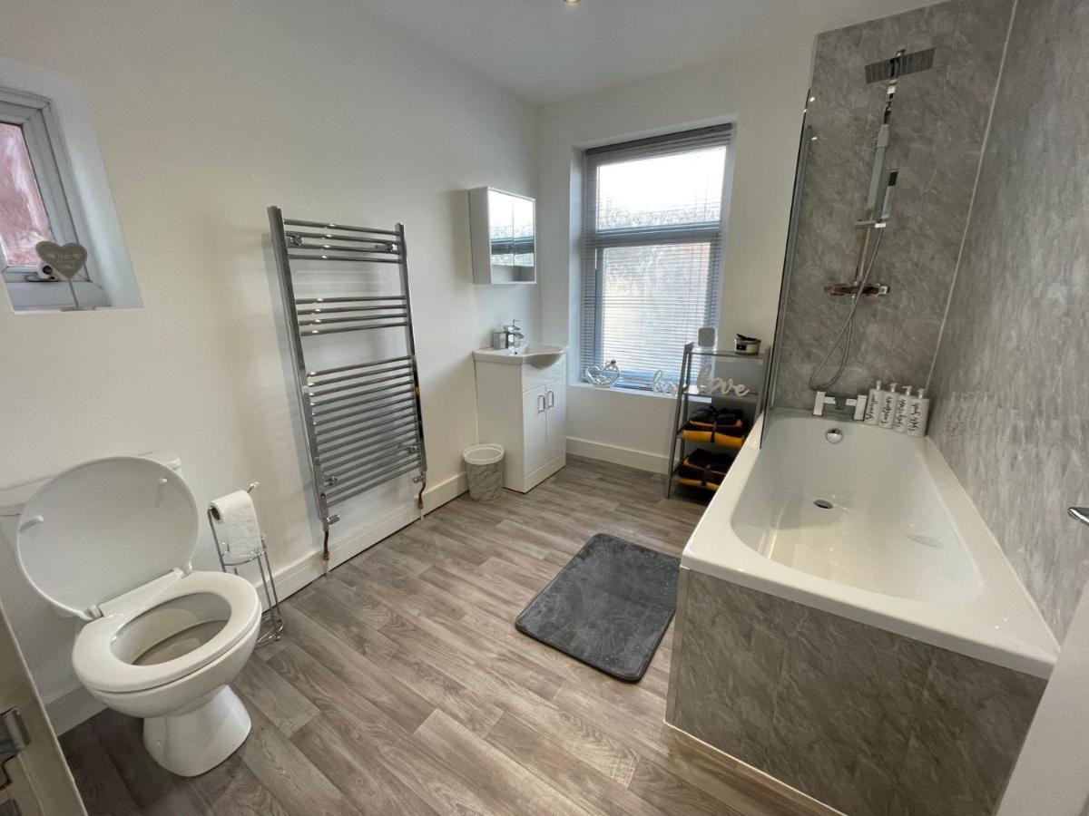 Newly Refurbished Clarendon Apartments, Free Wifi, Parking *