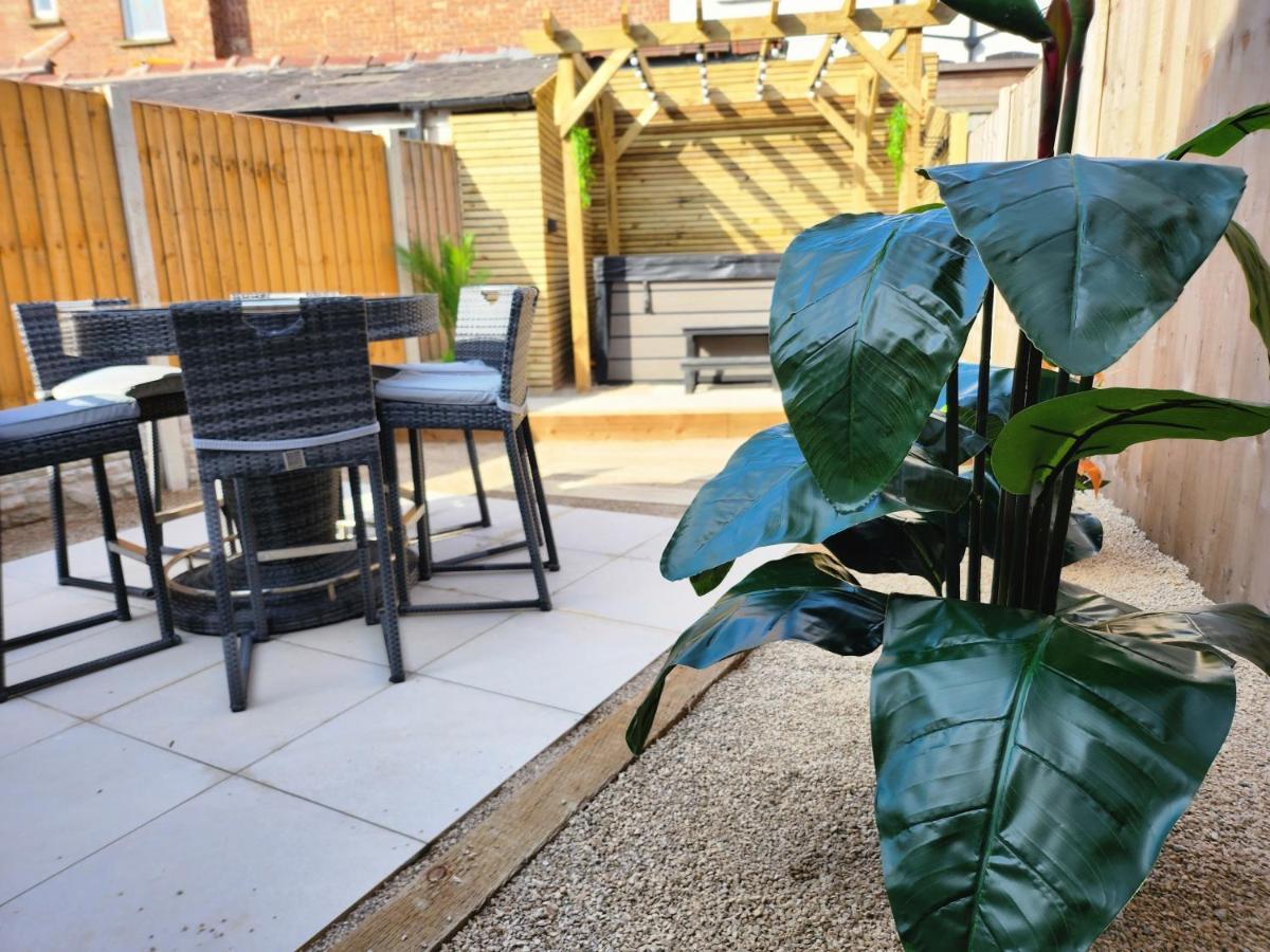 Xxhot Tubxx 4bed Semi, Sleeps 8, 2 Bathrooms Holiday home Blackpool