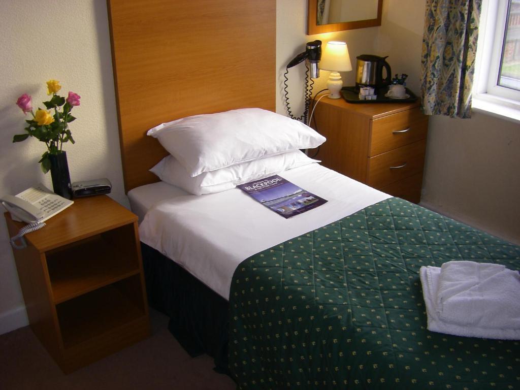 The Waldorf - Near Pleasure & Sandcastle 3* Blackpool