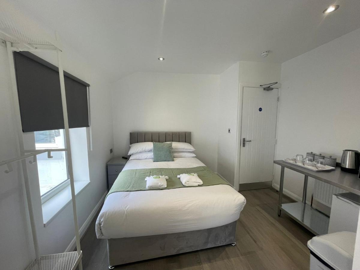 Araan House -families And Couples Only *
