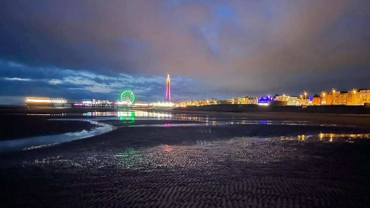 Magenta Melodies, 5 Bedroom House Holiday home Blackpool