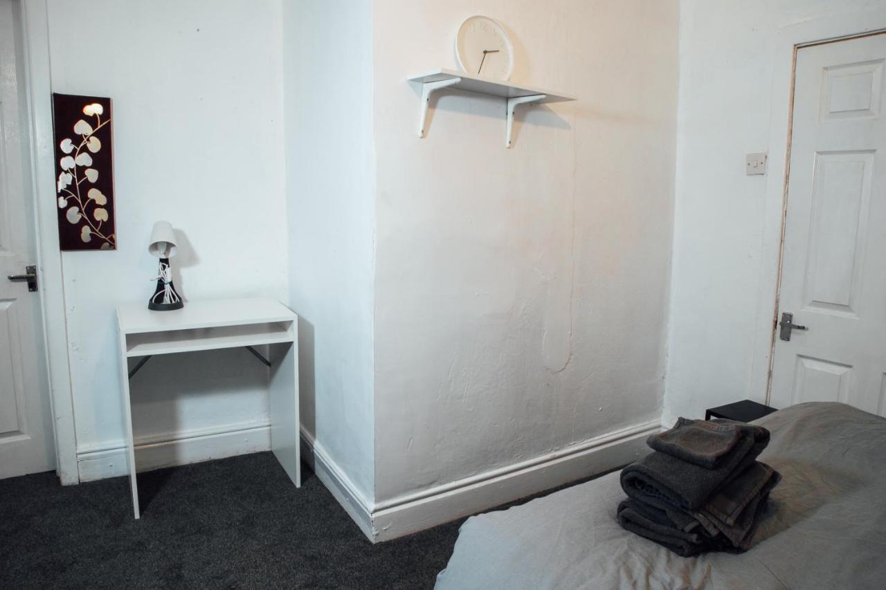 Large 2 Bed Private Central & Near The Beach With Parking! Apartment *