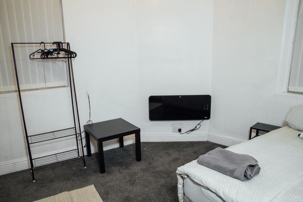 Large 2 Bed Private Central & Near The Beach With Parking! Apartment