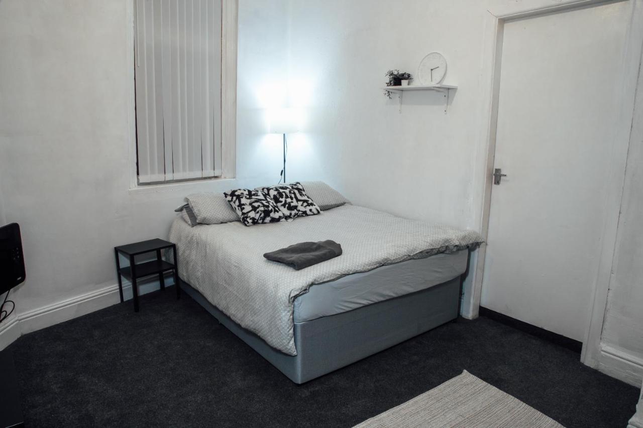 Apartment Large 2 Bed Private Central & Near The Beach With Parking!