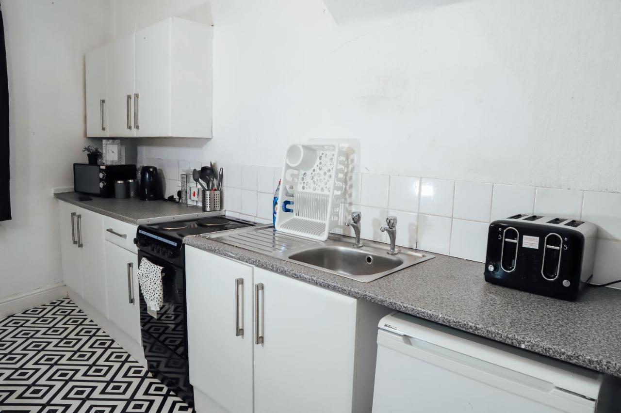 Apartment Large 2 Bed Private Central & Near The Beach With Parking!