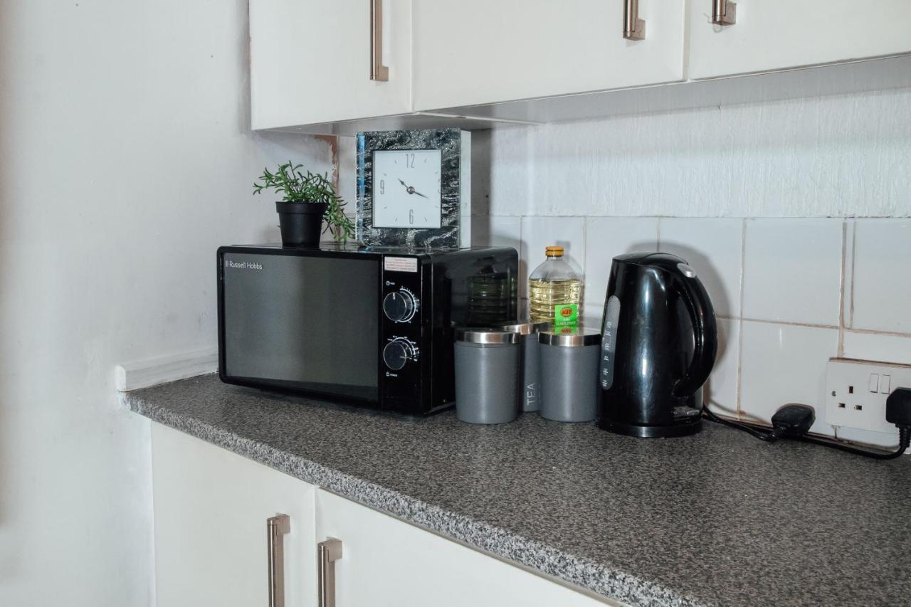 Apartment Large 2 Bed Private Central & Near The Beach With Parking!