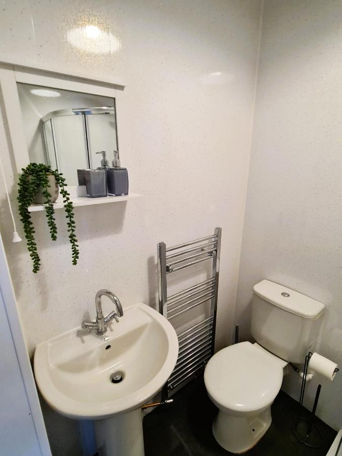 Tower Views 2 Bedroom House With Private Parking *