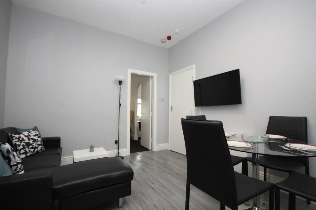 Apartment Barton Beachside - Penthouse Twobedroom Apartment, Double & Twins - & Promenade Location - Over 21's, Family Friendly Only, Id Required, Stairs Access, Free Parking