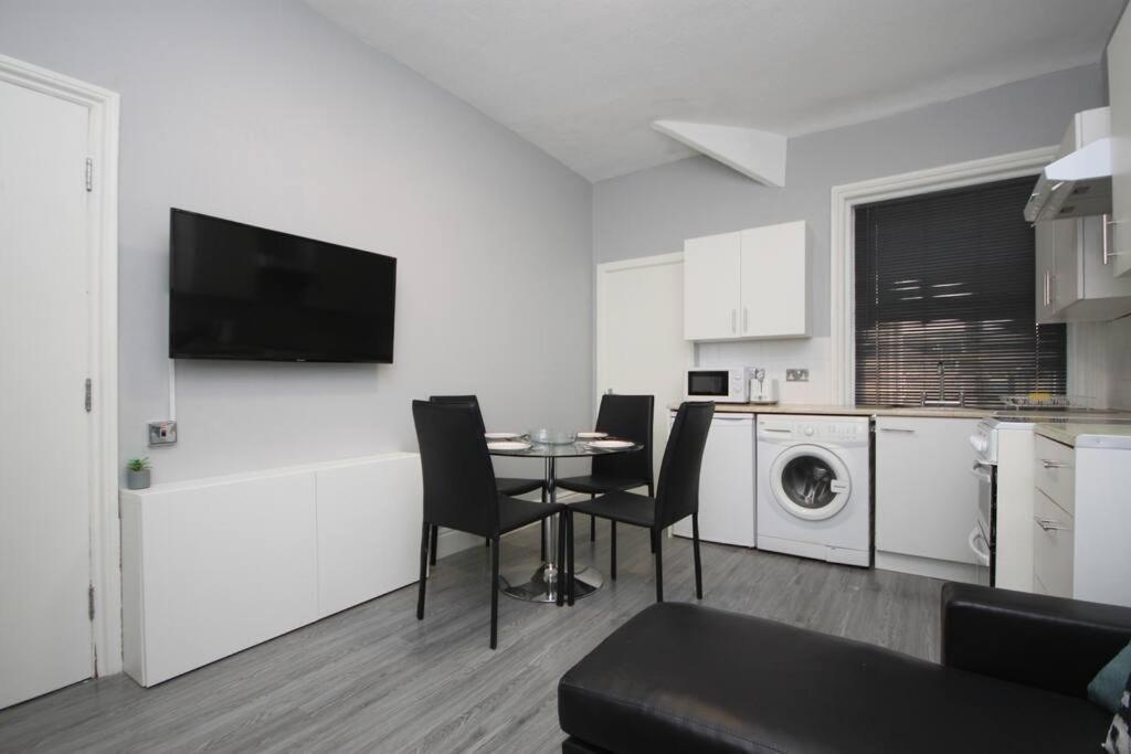 Apartment Barton Beachside - Penthouse Twobedroom Apartment, Double & Twins - & Promenade Location - Over 21's, Family Friendly Only, Id Required, Stairs Access, Free Parking
