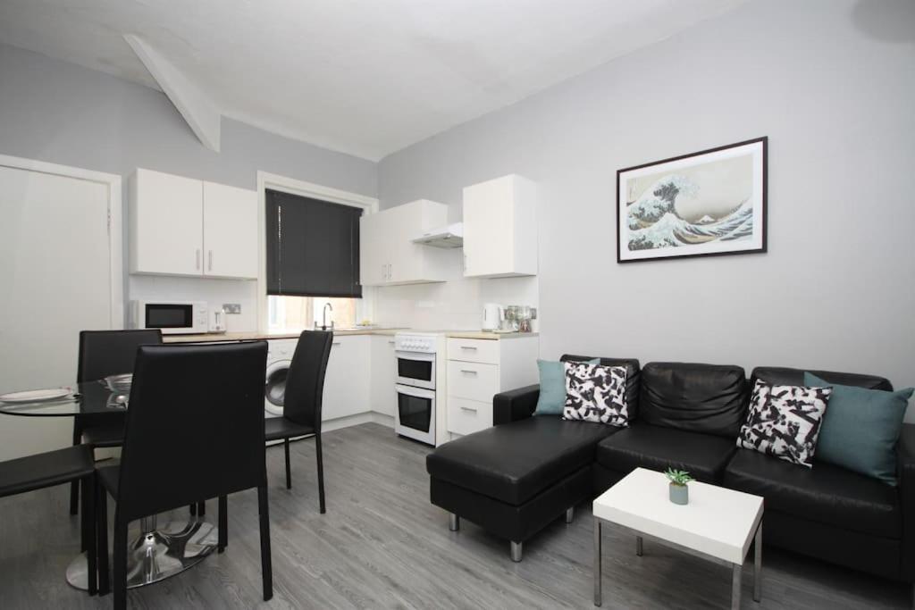 Apartment Barton Beachside - Penthouse Twobedroom Apartment, Double & Twins - & Promenade Location - Over 21's, Family Friendly Only, Id Required, Stairs Access, Free Parking