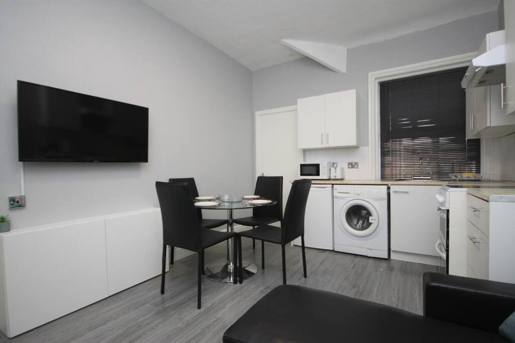 Barton Beachside - Penthouse Twobedroom Apartment, Double & Twins - & Promenade Location - Over 21's, Family Friendly Only, Id Required, Stairs Access, Free Parking *