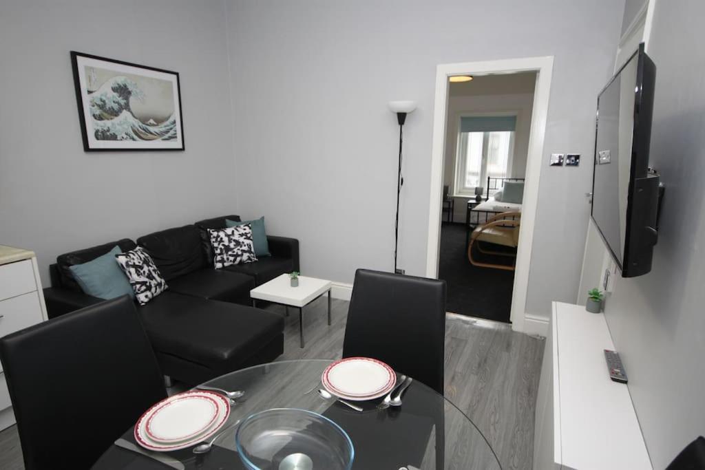 Apartment Barton Beachside - Penthouse Twobedroom Apartment, Double & Twins - & Promenade Location - Over 21's, Family Friendly Only, Id Required, Stairs Access, Free Parking Blackpool