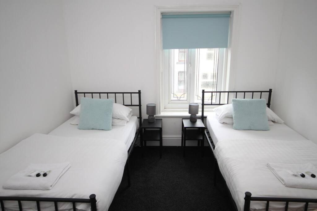 Apartment Barton Beachside - Penthouse Twobedroom Apartment, Double & Twins - & Promenade Location - Over 21's, Family Friendly Only, Id Required, Stairs Access, Free Parking Blackpool