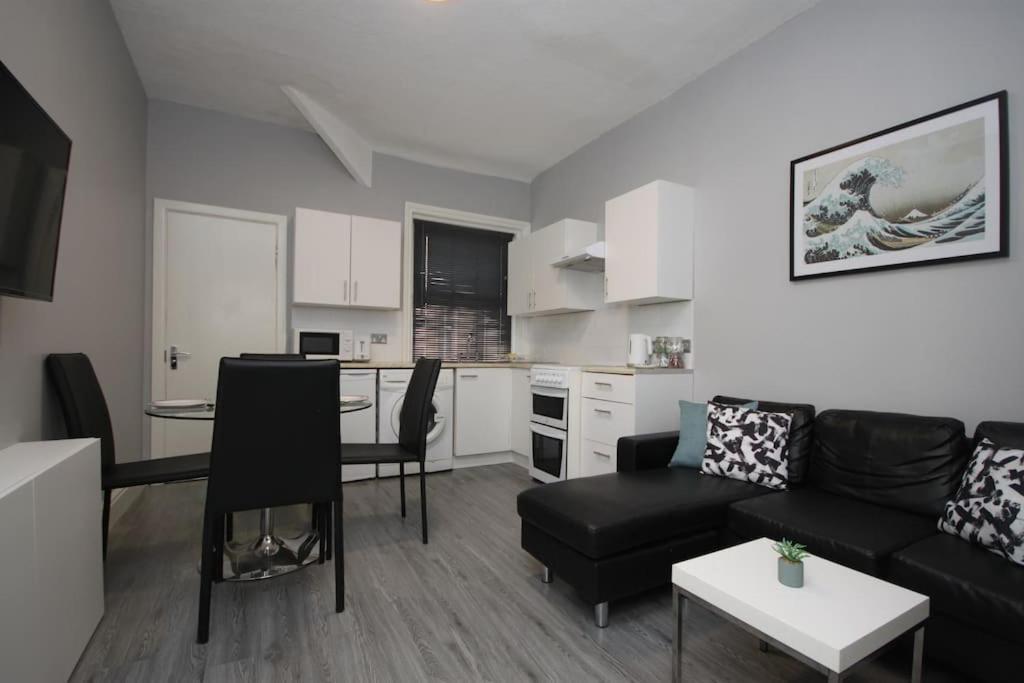 Barton Beachside - Penthouse Twobedroom Apartment, Double & Twins - & Promenade Location - Over 21's, Family Friendly Only, Id Required, Stairs Access, Free Parking Apartment Blackpool