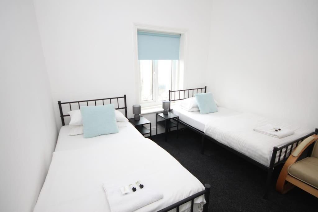 Barton Beachside - Penthouse Twobedroom Apartment, Double & Twins - & Promenade Location - Over 21's, Family Friendly Only, Id Required, Stairs Access, Free Parking Apartment *