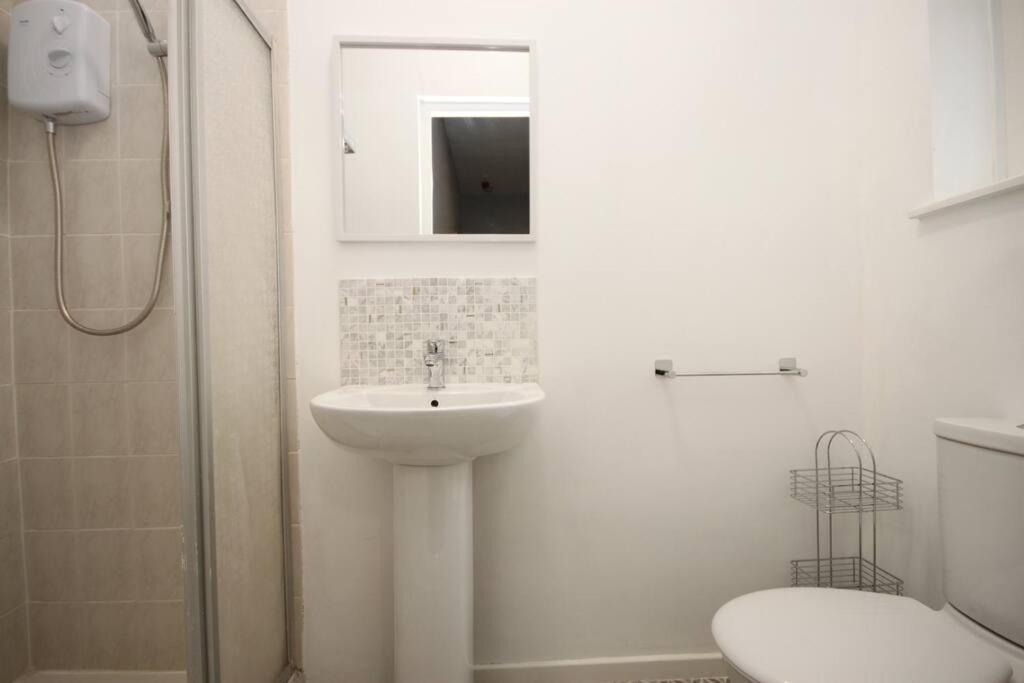 Barton Beachside - Penthouse Twobedroom Apartment, Double & Twins - & Promenade Location - Over 21's, Family Friendly Only, Id Required, Stairs Access, Free Parking Apartment Blackpool