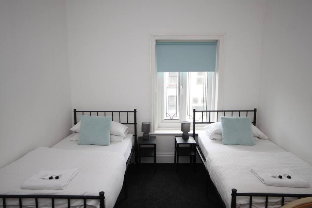Barton Beachside - Penthouse Twobedroom Apartment, Double & Twins - & Promenade Location - Over 21's, Family Friendly Only, Id Required, Stairs Access, Free Parking Blackpool