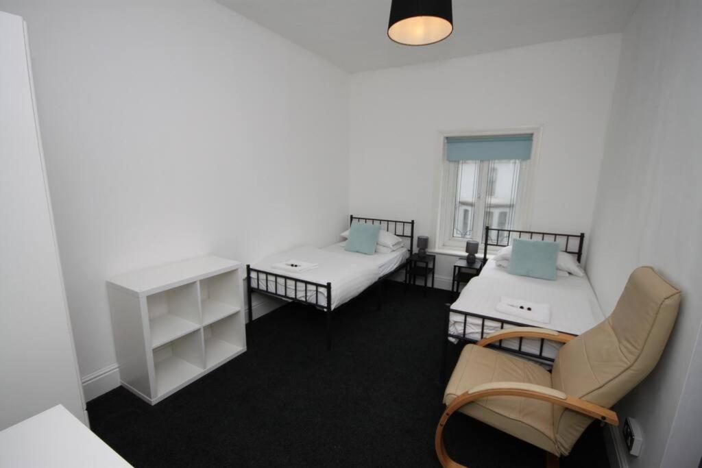Barton Beachside - Penthouse Twobedroom Apartment, Double & Twins - & Promenade Location - Over 21's, Family Friendly Only, Id Required, Stairs Access, Free Parking Apartment
