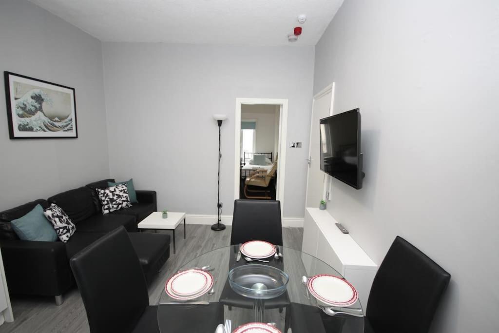 Apartment Barton Beachside - Penthouse Twobedroom Apartment, Double & Twins - & Promenade Location - Over 21's, Family Friendly Only, Id Required, Stairs Access, Free Parking *
