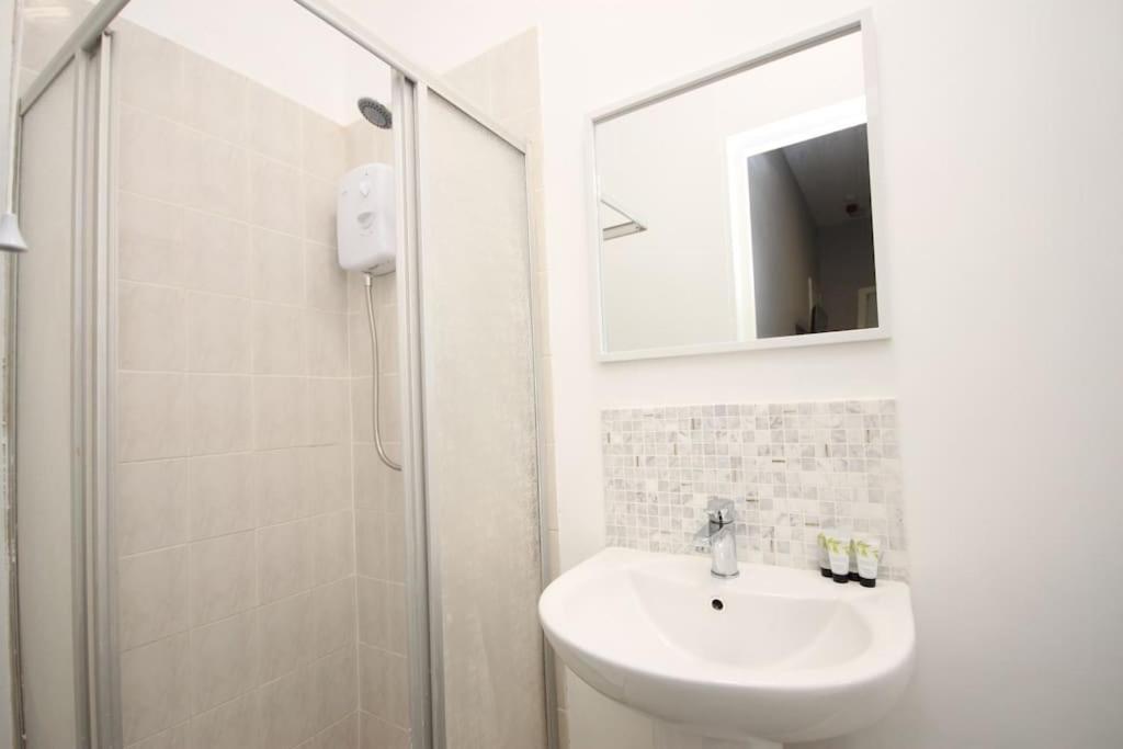 Apartment Barton Beachside - Penthouse Twobedroom Apartment, Double & Twins - & Promenade Location - Over 21's, Family Friendly Only, Id Required, Stairs Access, Free Parking