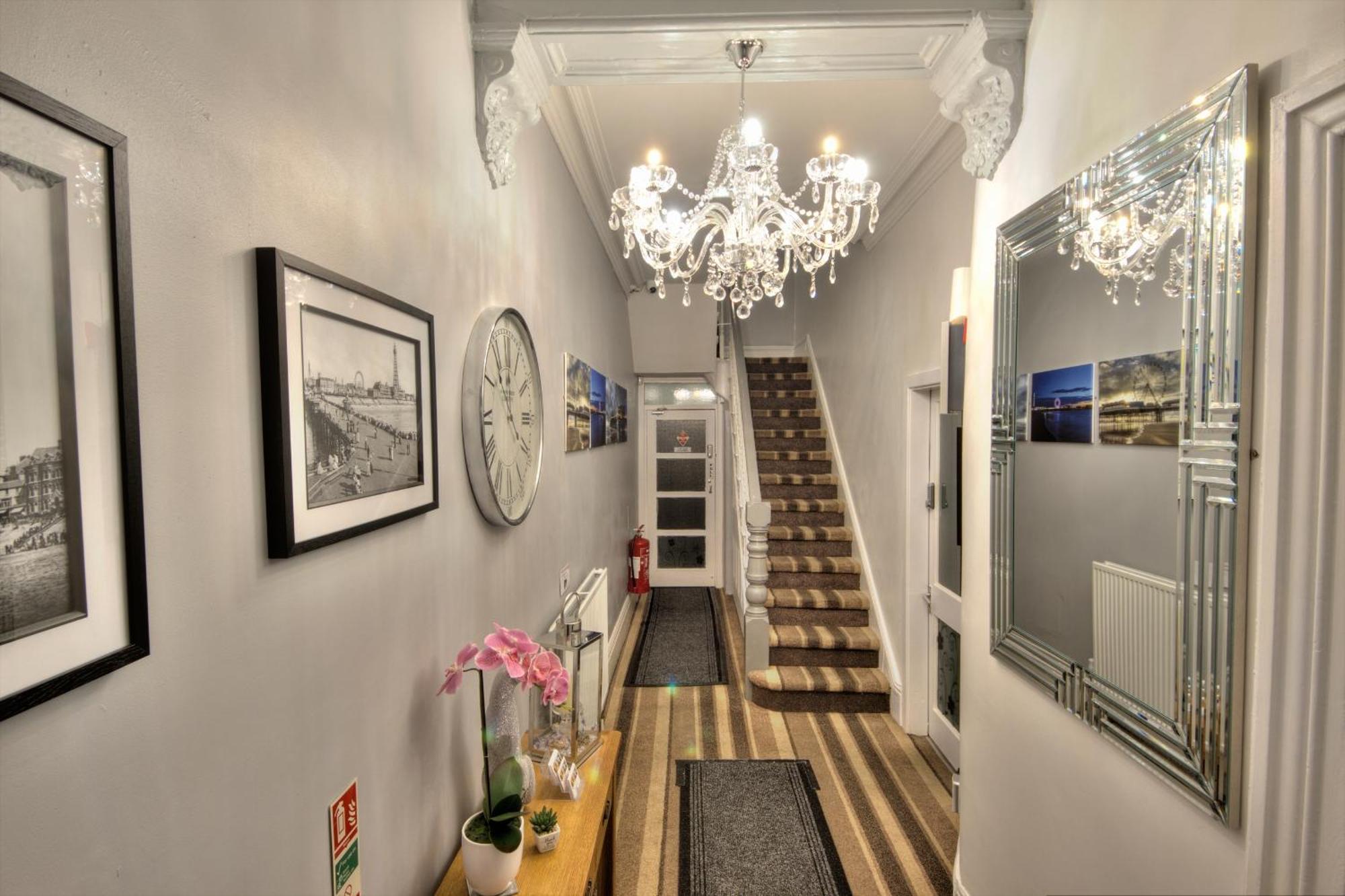 Guest house Rossall House , For Families & Couples