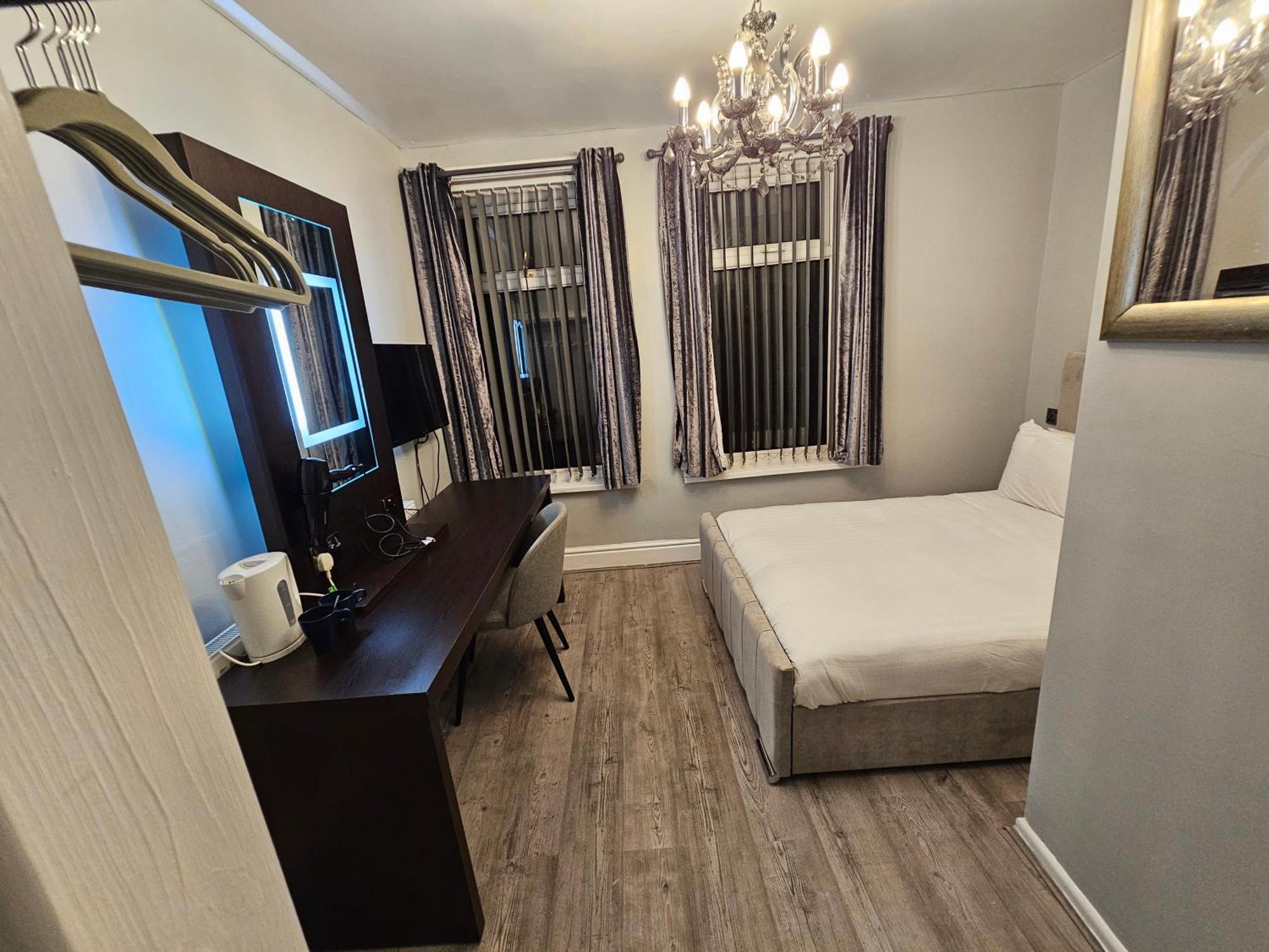 Hotel Tamarind Cove & Barrons Blackpool
