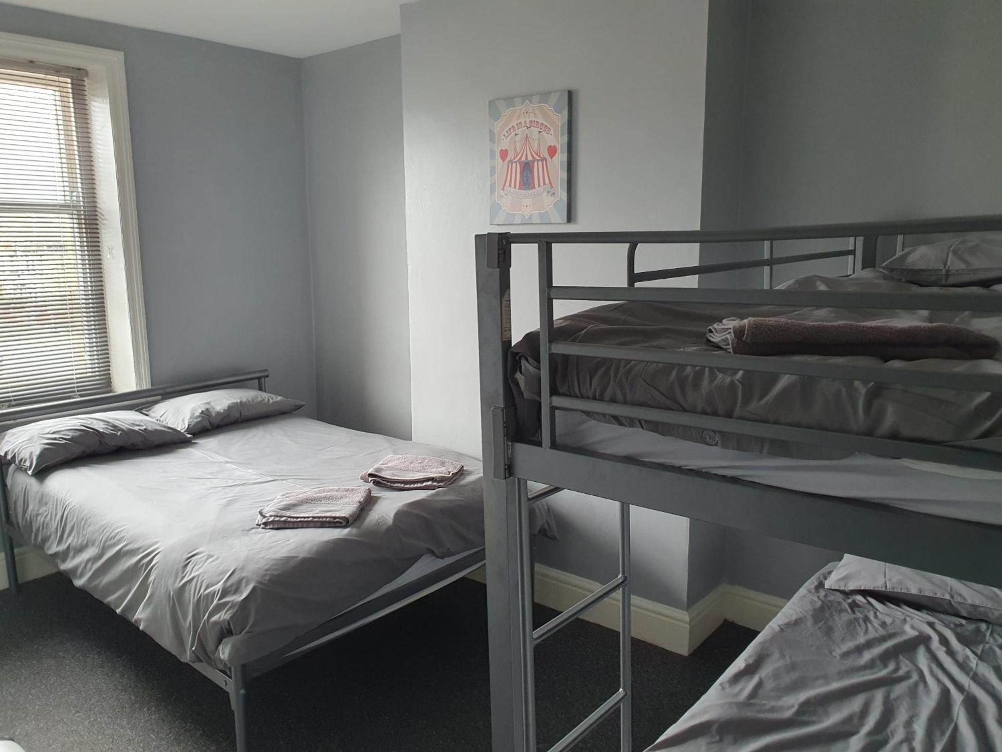 Guest house North Close To Station - With Free Car Parking