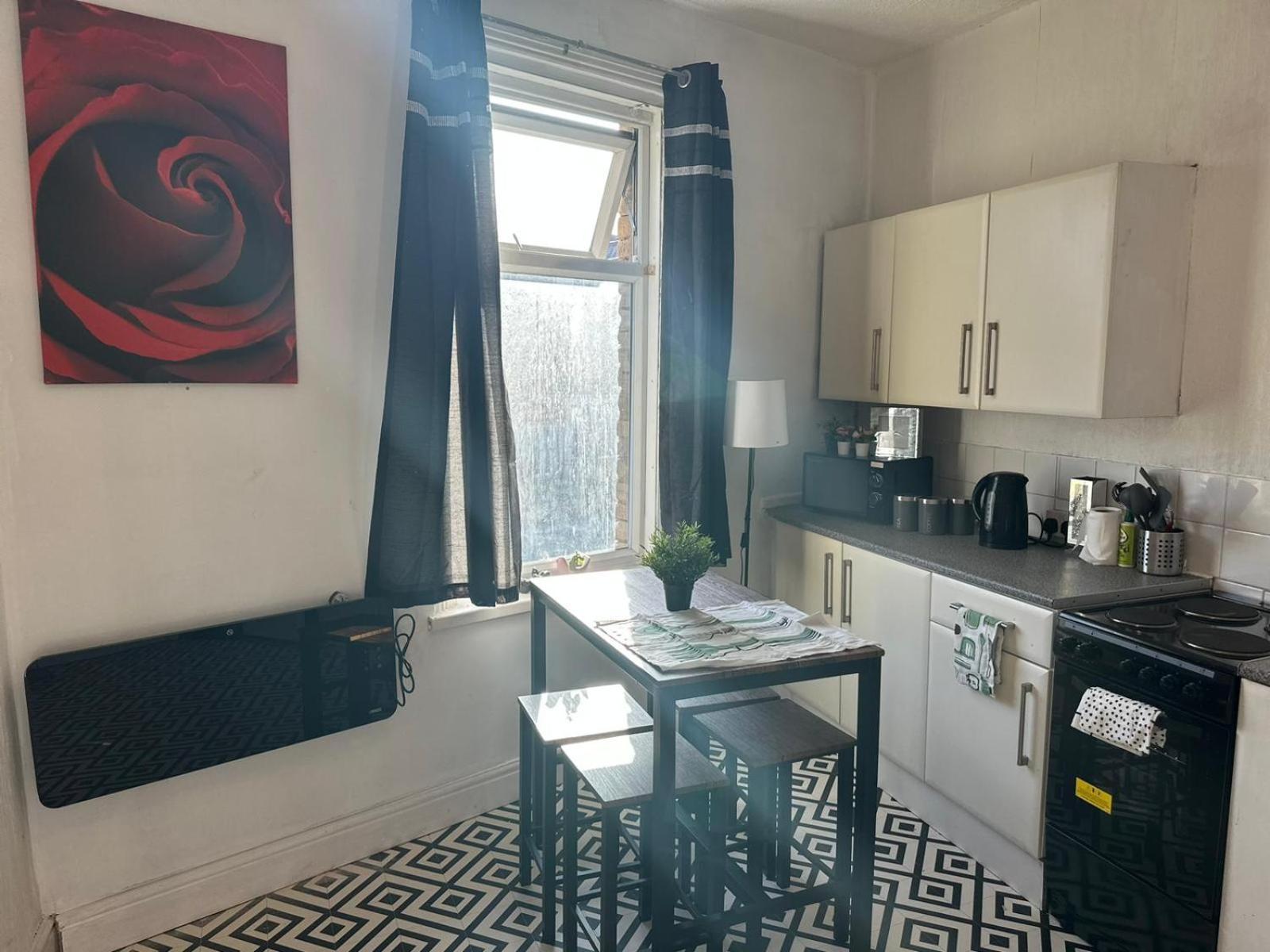 Large 2 Bed Private Central & Near The Beach With Parking! Apartment *