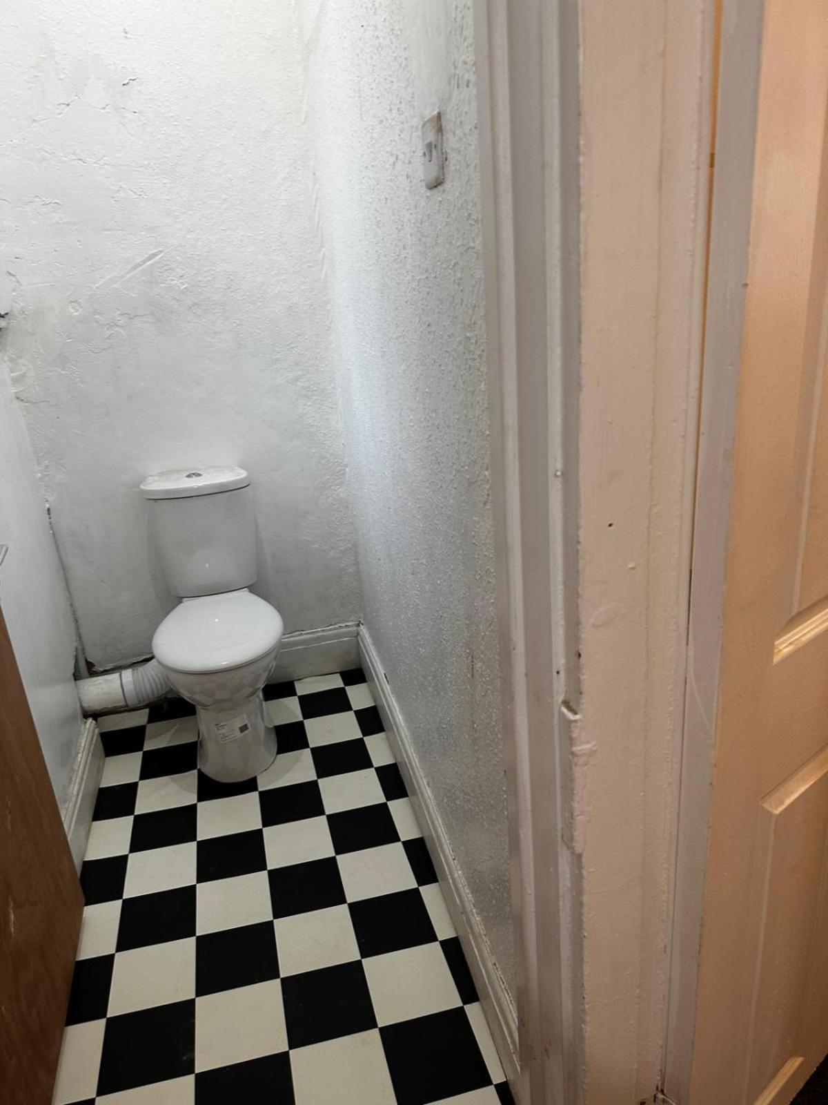 Large 2 Bed Private Central & Near The Beach With Parking! * Blackpool