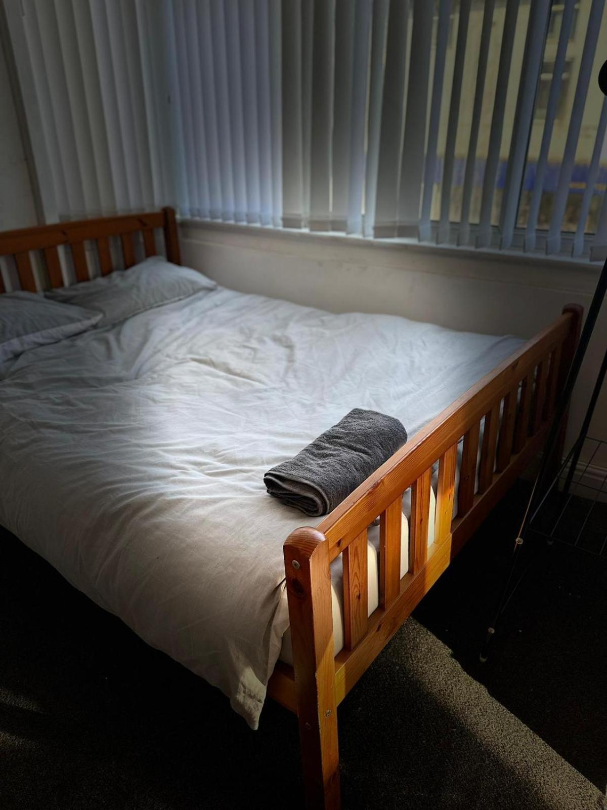 Large 2 Bed Private Central & Near The Beach With Parking! Apartment *