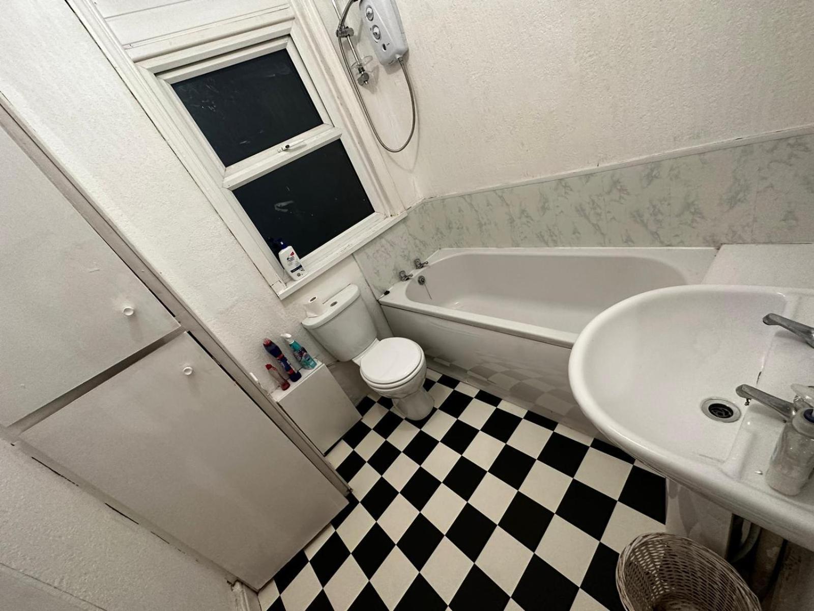 Large 2 Bed Private Central & Near The Beach With Parking! Apartment Blackpool