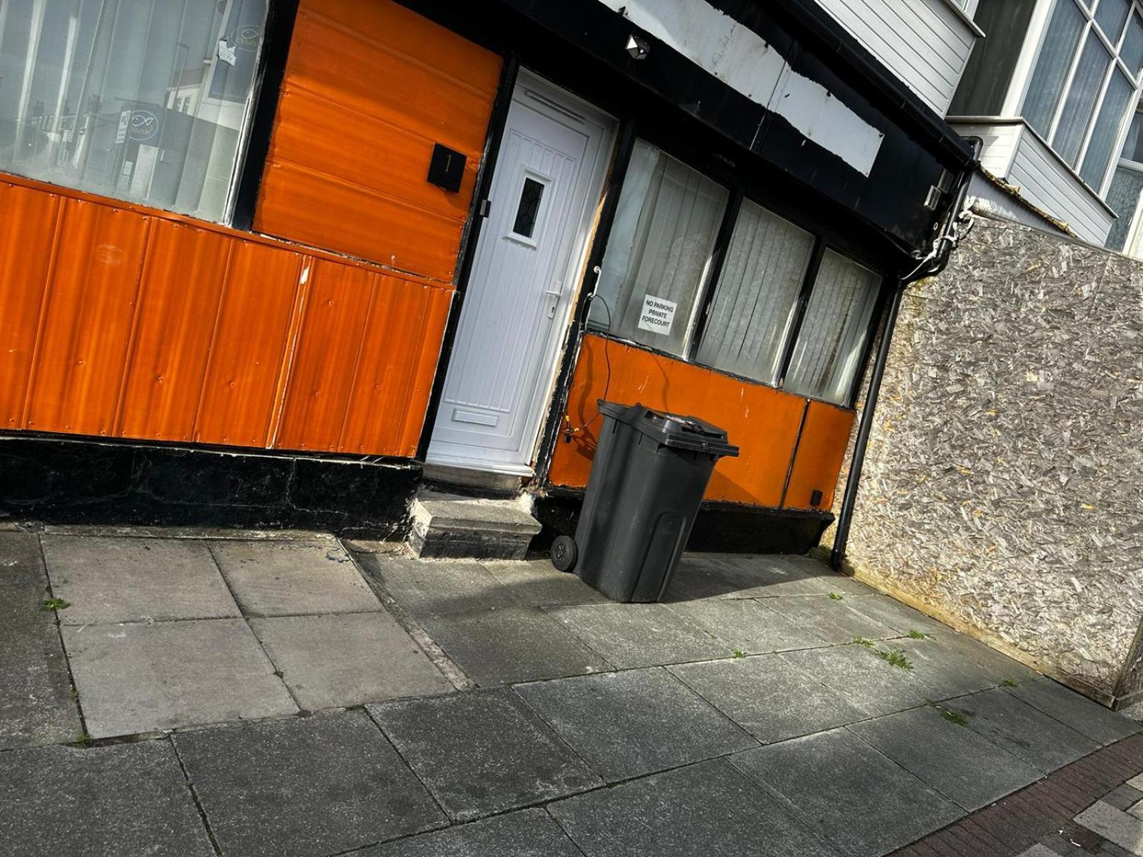 Large 2 Bed Private Central & Near The Beach With Parking! * Blackpool