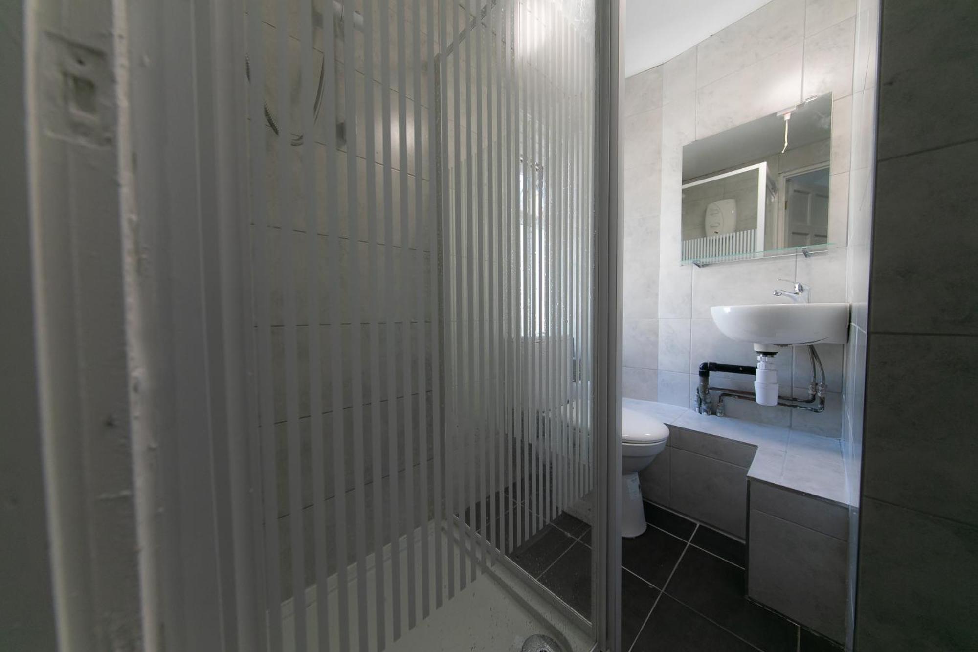 The New Apollo Hotel *