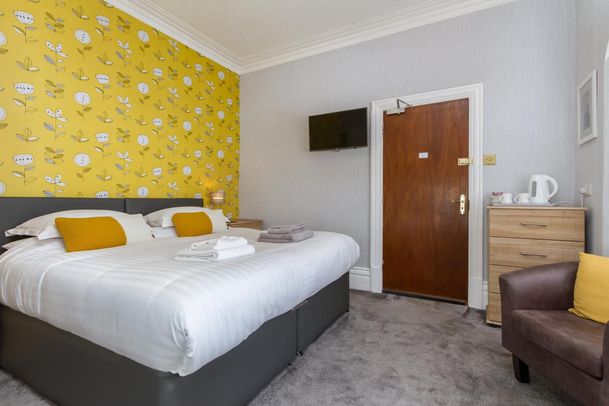 The Beechcliffe - Over 35's Only Guest house Blackpool