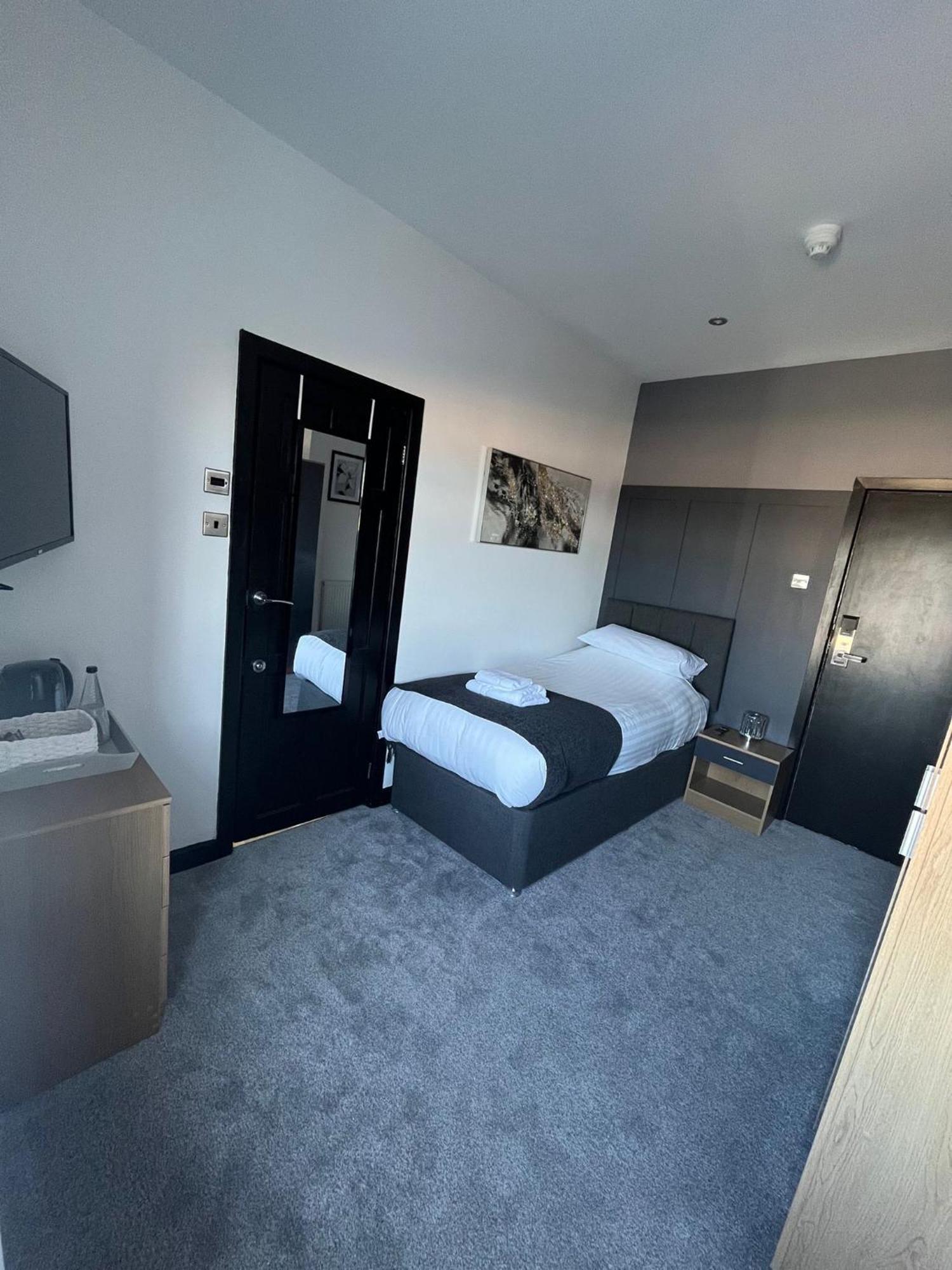 Woodhouse Fully Refurbished Quiet Family No Stag Or Hens Will Be Refused On Checkin Hotel